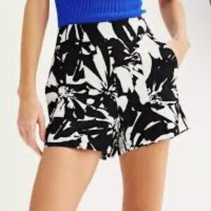 240. NWOT! Nine West Black and White Floral Skorts